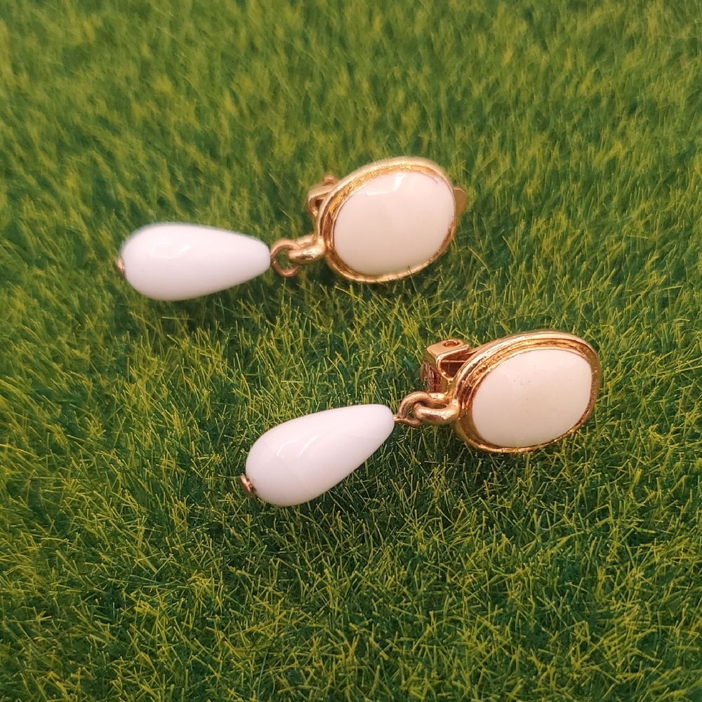 Elegant Gold Tone Estate and White Drop Earrings Clip On E402